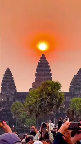 អបអរសាទរប្រទេសកម្ពុជា🇰🇭ក្នុងចំណោម72ប្រទេស ប្រាសាទអង្គរវត្ត(AngkorWat)ជាប់ចំណាត់ថ្នាក់លេខ១ដែលមានព្រះអាទិត្យរះស្អាតជាងគេ។  Amazing 🇰🇭🇰🇭🇰🇭 #Cambodia #angkorwat #sunrise 🇰🇭