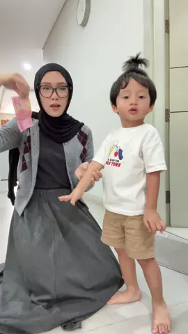 ini sapa yang nguncir rambut airmancur begini woi