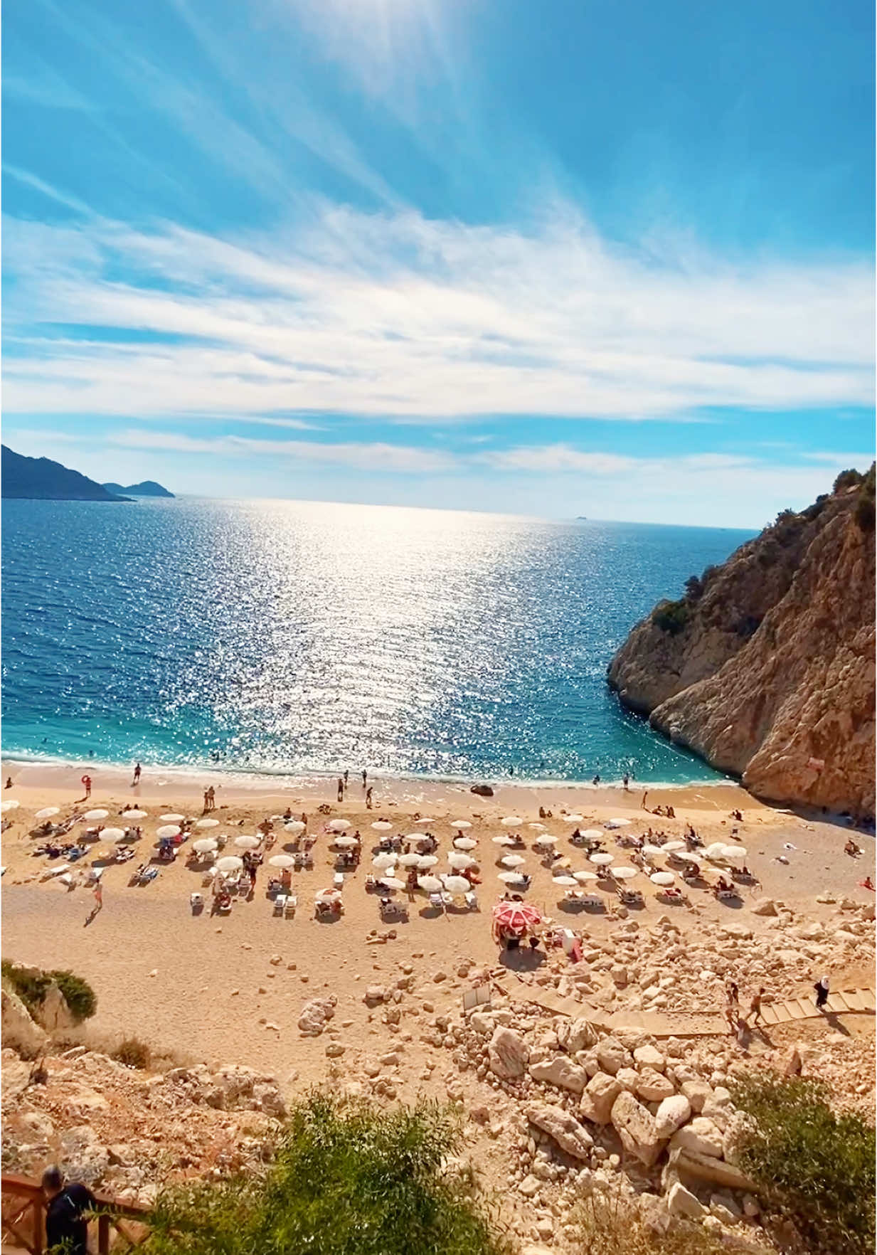 Gittiğim en güzel plajlardan biri.🌊👙🏖️☀️ Bu yaz kiminle gitmek istersin?😎 #tükiye #kalkan #kaş #kaputaş #tatil #huzur #deniz #yaz #keşfetteyizzz #PlacesToVisit 