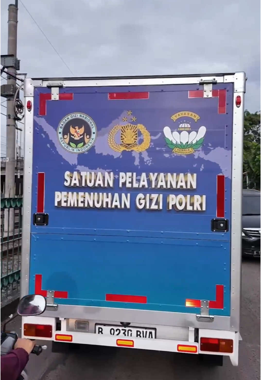 Berkunjung ke 𝐒𝐏𝐏𝐆 𝐏𝐨𝐥𝐫𝐢 𝐝𝐢 𝐂𝐢𝐩𝐢𝐧𝐚𝐧𝐠 Jakarta Timur, dan melihat proses persiapan MBG yang akan dibagikan ke sekolah-sekolah sekitar pada Kamis, 20 Maret 2025.  Senang rasanya melihat siswa-siswi sekolah penerima manfaat antusias menyambut MBG. Komitmen kami tetap untuk mendukung program pemerintah dalam meningkatkan kesehatan dan kesejahteraan masyarakat. Makanan bergizi adalah langkah kecil yang membawa perubahan besar. 𝘑𝘢𝘭𝘢𝘯-𝘫𝘢𝘭𝘢𝘯 𝘬𝘦 𝘊𝘪𝘱𝘪𝘯𝘢𝘯𝘨, 𝘫𝘢𝘯𝘨𝘢𝘯 𝘭𝘶𝘱𝘢 𝘮𝘢𝘮𝘱𝘪𝘳 𝘬𝘦 𝘚𝘗𝘗𝘎 𝘔𝘪𝘯𝘸𝘢𝘴 𝘳𝘢𝘴𝘢𝘯𝘺𝘢 𝘴𝘦𝘯𝘢𝘯𝘨, 𝘭𝘪𝘩𝘢𝘵 𝘴𝘦𝘯𝘺𝘶𝘮 𝘱𝘦𝘯𝘦𝘳𝘪𝘮𝘢 𝘮𝘢𝘯𝘧𝘢𝘢𝘵 𝘔𝘉𝘎 #POLRIPeduli #MakanBergiziGratis #DukungProgramPemerintah #SehatBersamaPOLRI #itwasumpolri #itwasum #polripresisi #fyp #foryoupage #beranda #berandatiktok 