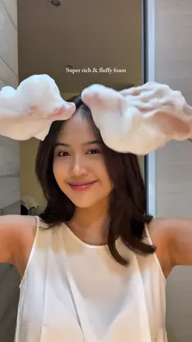 ✨ Shower time = self-care time ✨ Dimanjakan dengan busa super creamy, deep cleanse sampai ke pori-pori, plus kandungan skincare yang bikin kulit lembap & halus seharian. Ditambah aroma parfum mewah yang tahan lama—bikin mood auto naik!@Cow Style Indonesia 