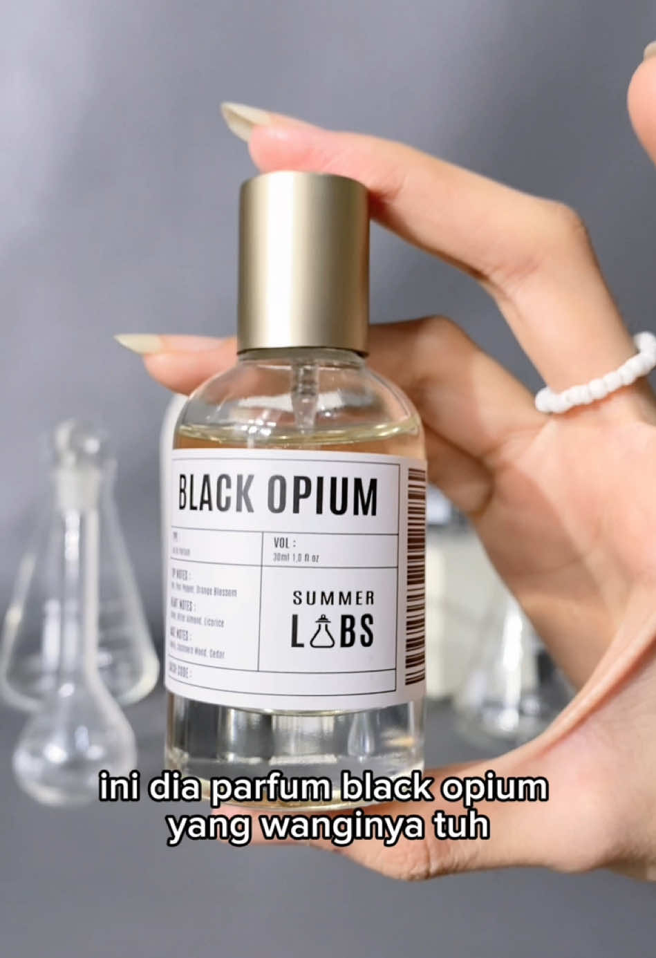 Parfum yang sekali coba langsung bikin nagih! 🤩✨ Black Opium ini wanginya fresh banget, pertama semprot langsung kecium aroma pear & rempah-rempah yang elegan, terus ada hint kopi & vanilla yang bikin makin unik dan mewah! Cocok buat dipake hangout, acara penting, atau daily biar selalu wangi & pede! Jangan sampai kehabisan, langsung cek keranjang kuning sekarang! 🛒💖 #parfum #summerlabs #parfumereccomended #parfumetahanlama 