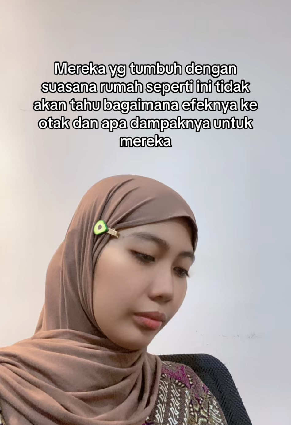 Terus menerus mendengar pertengkaran orang tua saat kecil dapat berdampak pada perkembangan otak dan emosi. Penelitian menunjukkan bahwa stres yang disebabkan oleh konflik rumah tangga yang sering atau kekerasan verbal dapat memengaruhi perkembangan otak, terutama pada bagian yang mengatur emosi dan pengendalian diri, seperti amigdala dan prefrontal cortex. “Effects of Early Adverse Experiences on Brain Development (Shonkoff et al., 2012)” Penelitian ini mengungkapkan bahwa pengalaman buruk pada masa kecil, seperti melihat orang tua bertengkar atau mengalami kekerasan verbal, dapat mengubah cara otak berkembang. Stres yang dialami anak-anak dalam situasi ini dapat memengaruhi perkembangan otak dan meningkatkan risiko gangguan kesehatan mental, bahkan di masa dewasa. - AYO PUTUS RANTAI TRAUMA, untuk calon orangtua di luar sana, ayo latih diri mu untuk meregulasi emosi dgn baik♥️ #trauma #psikologi #fyp #otak #belajar #edukasi #xyzbca #foryou #fyppppppppppppppppppppppp #relate #relatable #reality 