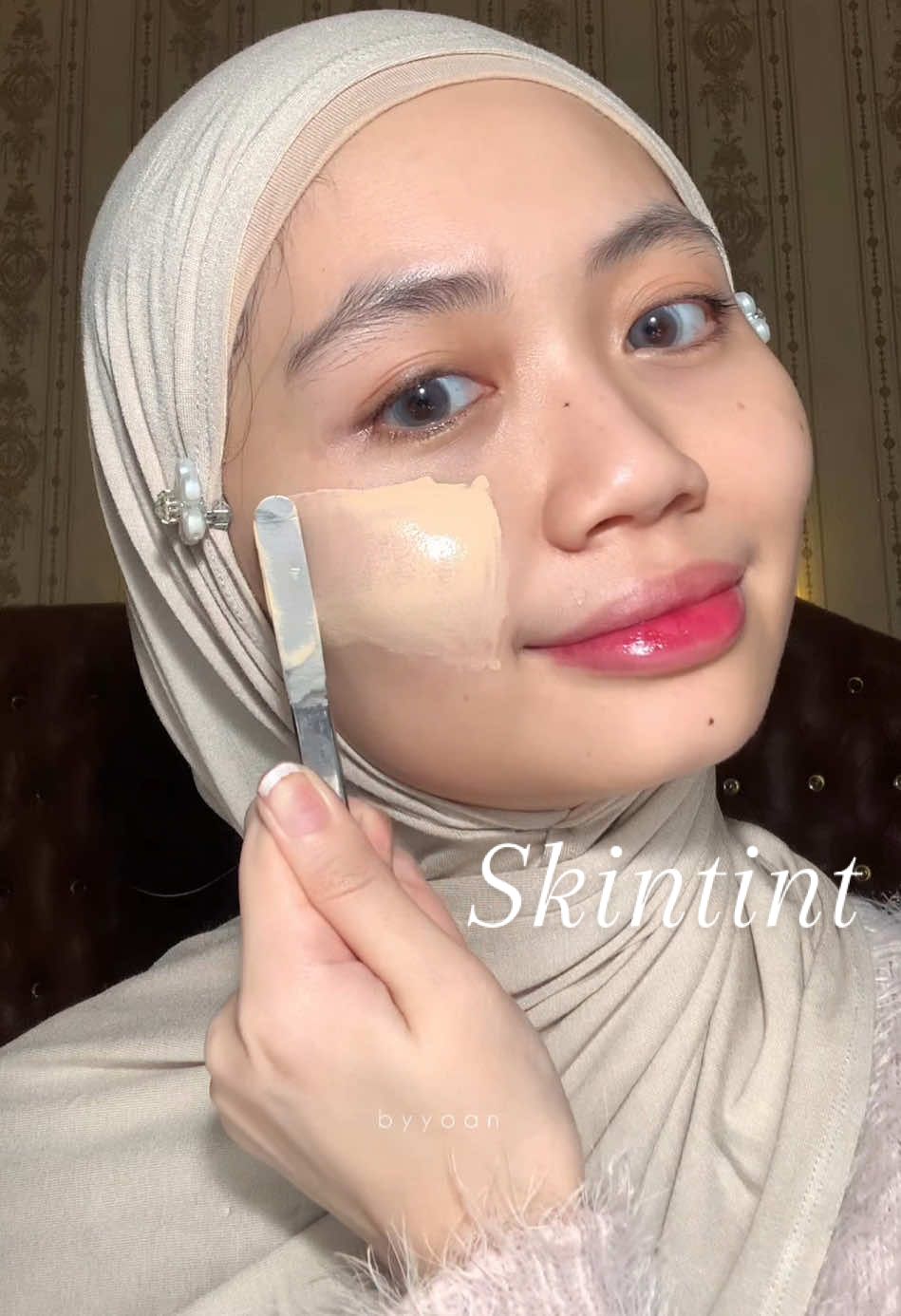 Membalas @oci♡︎ Skintint anti cakey & tahan lama? Ini dia jawabannya! Dazzle Me Acne Armor Skin Tint✨ Nyaman dipakai seharian, no cracky, no cakey, cover bekas jerawat ringan juga bisa! Cocok buat daily look, teksturnya ringan tapi tetep stay all day💕 #DazzleMe #SkinTintTerbaik #SkinTintRingan #SkinTintTahanLama #MakeupRingan #BaseMakeup #NoCakey #FlawlessSkin #MakeupAntiCracky #SkinTintMurahBagus #SkinTintRekomendasi #SkinTintViral #SkinTintUntukKulitBerjerawat #MakeupSehariHari @DAZZLE ME INDONESIA 