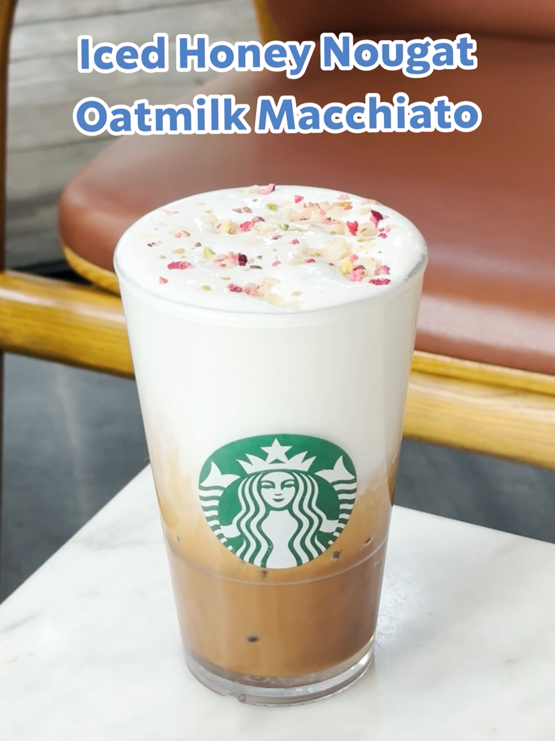 เมื่อถูกดูแลอย่างดีจากบาริสต้าคนเก่ง ก็ทำให้เมนู 🍯 Iced Honey Nougat Oatmilk Macchiato ที่อร่อยอยู่แล้ว ก็อร่อยขึ้นไปอีก! หรือจะลองแบบร้อนหรือปั่นก็อร่อยเหมือนกันนะ ใครอยากลองเมนูนี้สั่งกับบาริสต้าได้เลย! หรือจะสั่งผ่าน Starbucks® TH app ล่วงหน้าแล้วแวะรับที่ร้าน, Starbucks Delivery, สั่งผ่านแอป เสิร์ฟที่โต๊ะ และบริการ Drive Thru ก็ได้นะ #LetJoyBloom #StarbucksTH