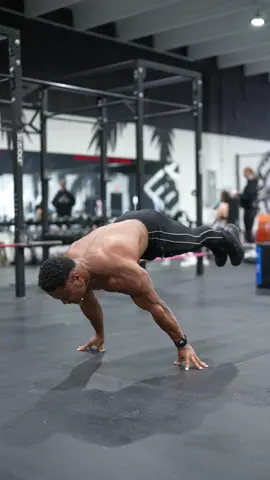 Total body control is the name of the game… Would you believe me if I told you that how I got to this level with my body weight was actually by using weights to help me get there faster.  I combine calisthenics & bodybuilding to unlock new levels of strength, athleticism, power and agility.  “Link in bio” to learn how I can coach you to do the same.  #planche #calisthenics #calisthenicsworkout #beastmode #bodyweighttraining #strenghttraining 