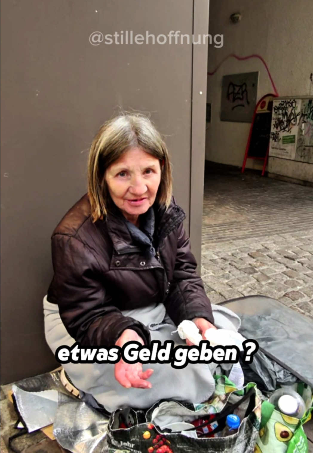Einer bedürftigen Person ein Lächeln ins Gesicht zaubern! 🥹❤️ [SPENDENLINK IN BIO] #menschlichkeit 
