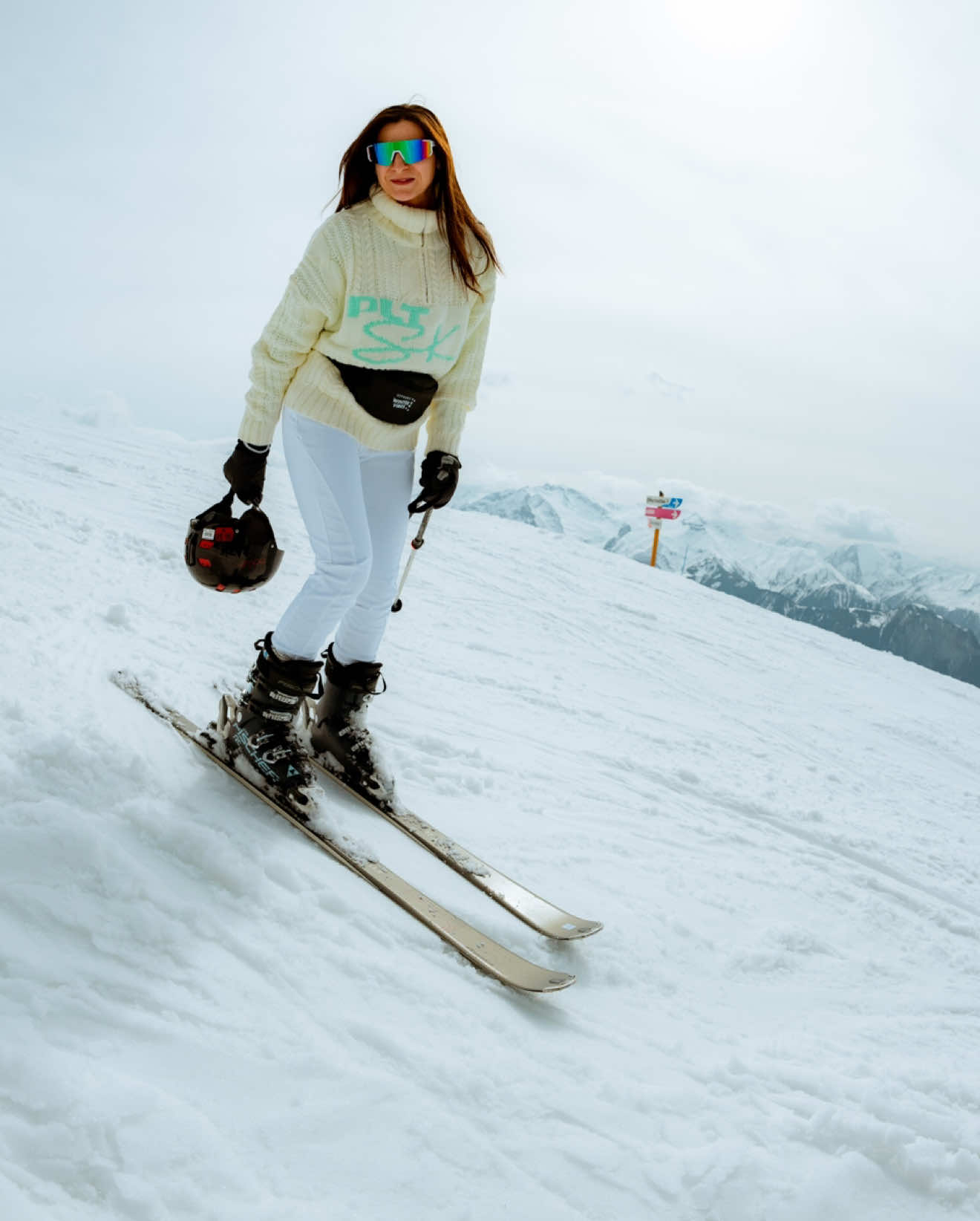 Approximatif le make up en ski par contre 😂  SPF 50 : @Supergoop  Crayon hot liner et gloss : @Kosas  Toujours au top avec ça !  Produits disponibles chez @SEPHORA  Produits offerts/invitation 