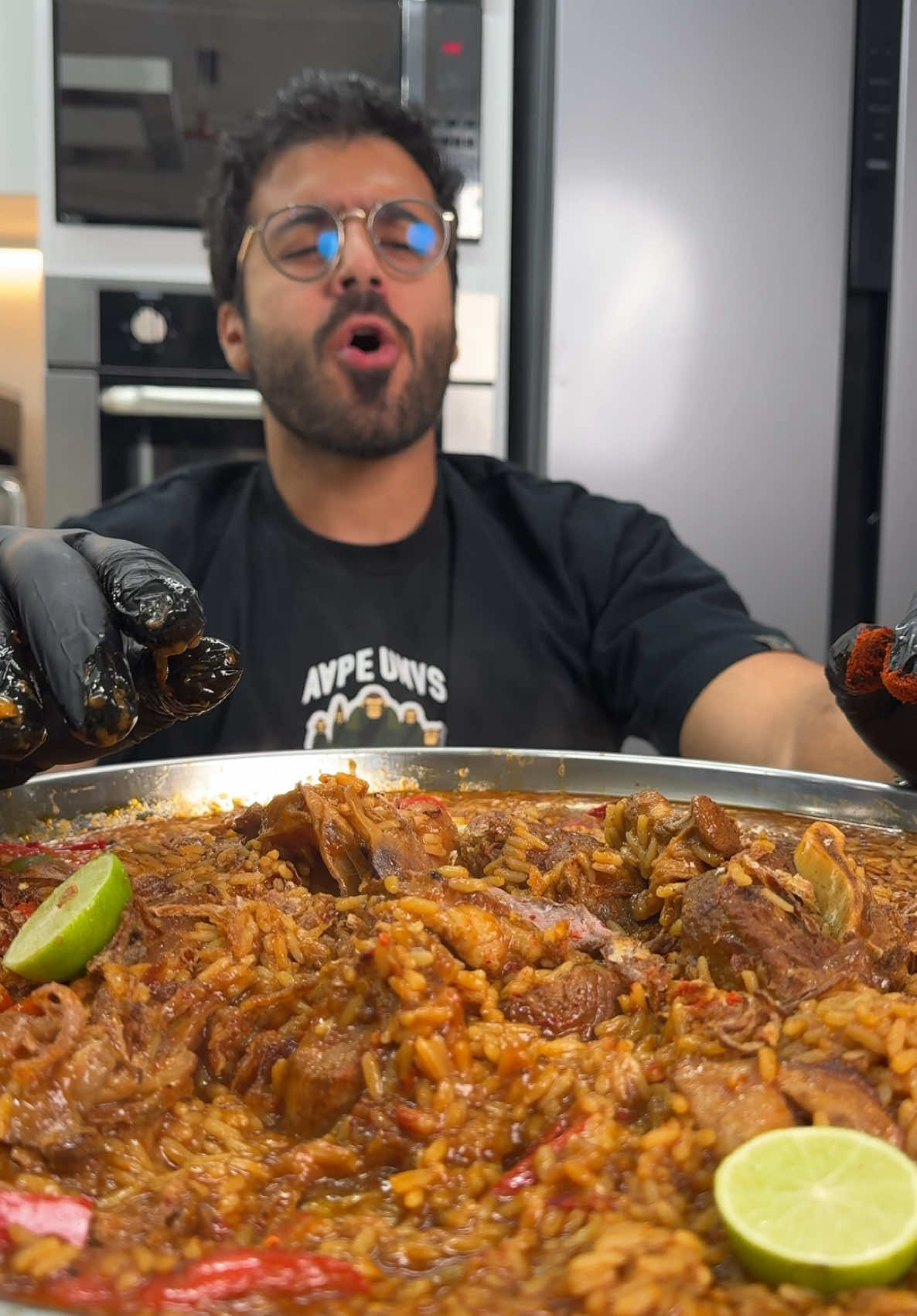 الكبسة المشهورة  ايش تحتاج:  -ارز امريكي - بصل 🧅  - ثوم 🧄  -قطع لحم خروف بالعظم - صلصة طماطم 🥫  - بهارات كبسة - بهارات عثمانية  - فلفل 🌶️🫑  اختياري