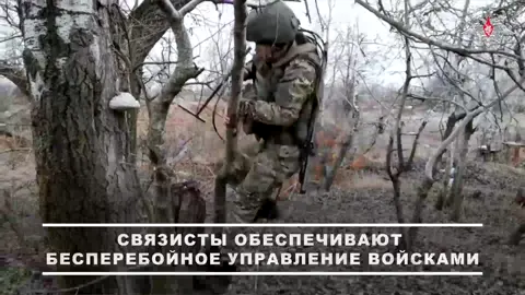 💬 Военные связисты 🅾️тважных рассказали про организацию устойчивой и бесперебойной связи между боевыми подразделениями. Военнослужащие активно используют радиостанцию Р-187-П1 «Азарт». Ее частота меняется в соответствии с псевдослучайной последовательностью чисел, известной только отправителю и получателю. В радиостанциях «Азарт» также существует свое шифрование, что делает невозможным перехват и вклинивание в радиоэфир. 🔹 Минобороны России