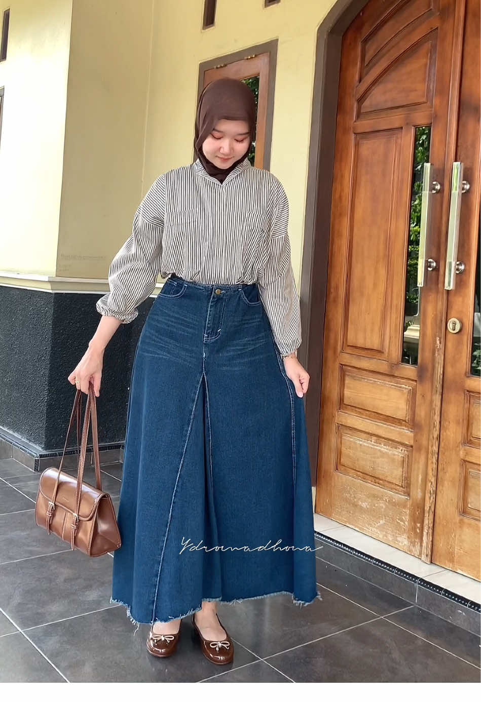 Minimal sekali seumur hidup beli rok jeans ini aku jamin gak akan nyesel🥹🫰🏻🤎🍂 #rokjeans #oufitideas #ootdhijab 