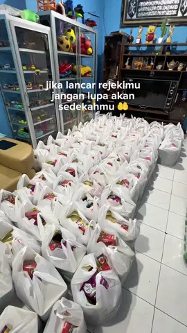 alhamdulillah masih diberi kesempatan lagi untuk berbagi di tahun ini, semoga kedepanya lebih banyak lagi amin yarob🤲 #jelajahramadan #sedekah #berbagi #fypage 