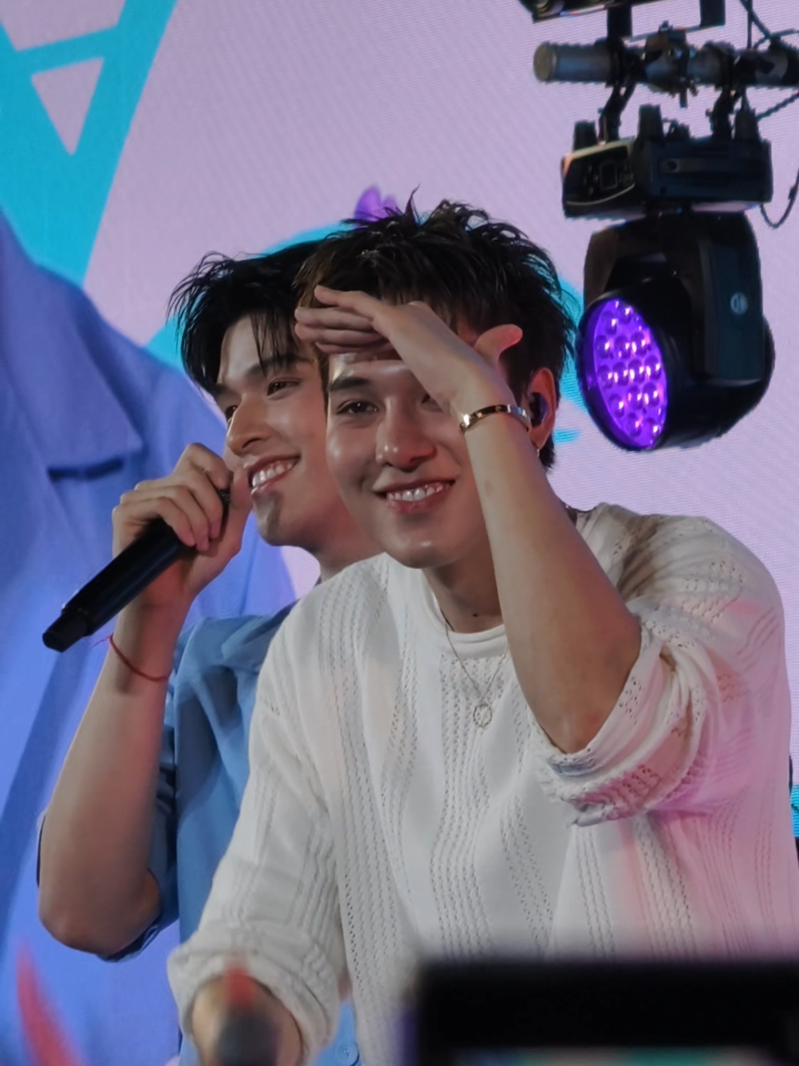 ในวันที่ฟ้าเทาไม่มีแสงใด แค่มีคนหนึ่ง เท่านั้นพาฉันก้าวไป แค่นั้นมันก็พอ ที่ฉันนั้นอยากขอ สักคนที่ปลอบโยนหัวใจ🩷  วันนี้มีความสุขมาก รักสกายนานิมากจัง #ANESSAYouWeFreetoShine  #ANESSAThailand  #skywongravee #hirunkit_  #สกายนานิ #skynani  #fyppppppppppppppppppppppp  #อย่าปิดการมองเห็น  #tiktoktrending #fypシ 