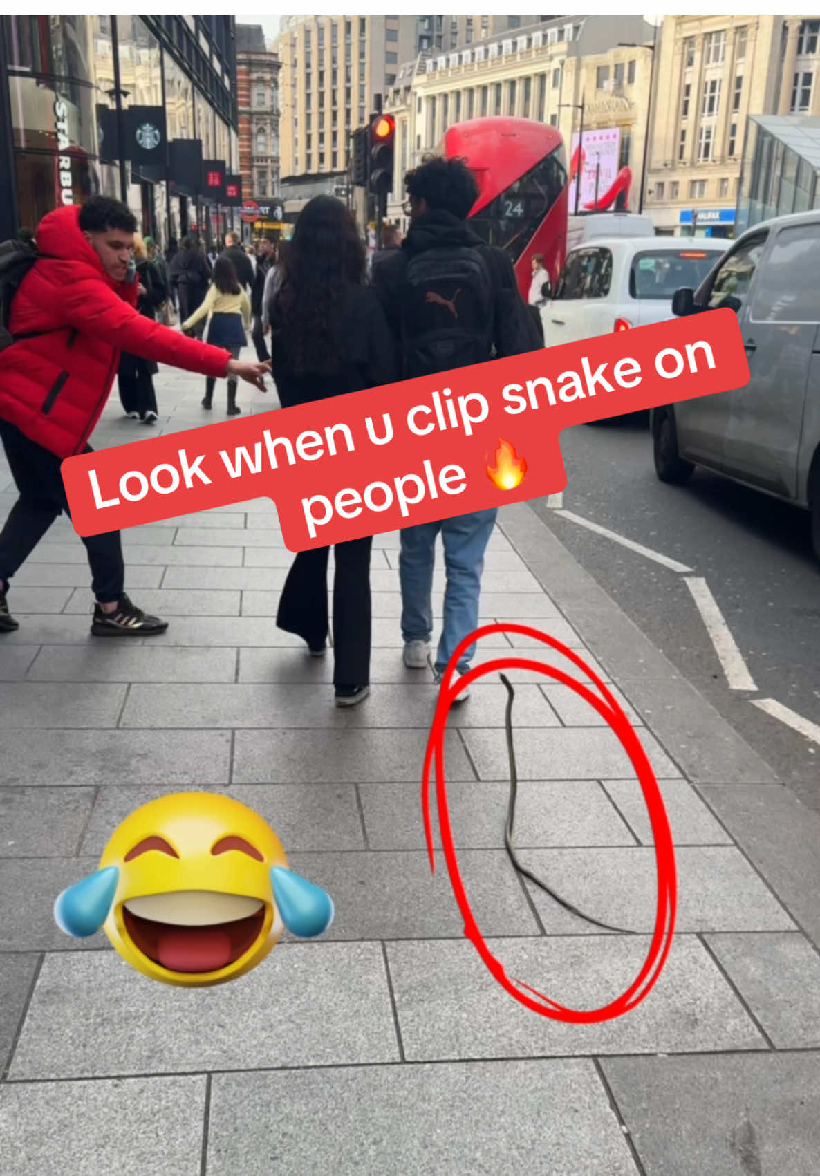 Ahhh, that’s funny g clipping snake on strangers 🔥😂😂#funnyy #funnytiktok #prank #foruyou 