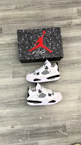 Disponible sur @falloustreetwear Pointure : 37 a 47 Adresse : Colobane Rue 14 Livraison partout dans le monde +221781574959 WhatsApp: +221781574959