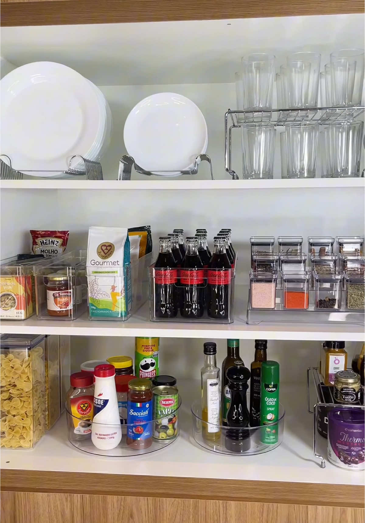 🥰 Já pensou em renovar todo o seu armário? Os Organizadores são perfeitos para manter tudo em ordem! 💖 Seja louças ou alimentos, você merece um armário todo organizado! 😍 Aproveite nossos últimos dias do Mês do Consumidor e garanta já o seu! 🥰 ✨ Gostou? Clique no link da Bio! #eladecora #armario #organizando #organizandominhacozinha #armarioorganizado #organizador #giratorio #casaorganizada #renovesuacasa #casarenovada #desconto 