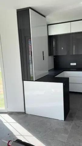 E dizajnuar dhe krijuar me kujdes për të ofruar komoditet dhe stil, kjo kuzhinë është zgjedhja perfekte për ambientin tuaj. 🏠Beni shtepine tuaj te shkelqeje me një kuzhinë të till. 🌟Stil i rafinuar dhe komoditet i pamatshem për nje ambient të mrekullueshëm shtepie. 🎨Ngjyrat moderne dhe materialet cilësore, për të plotësuar çdo preferencë. 💫Konstruksion i fortë dhe i qëndrueshem, për një pervojë të pa harruar. * Zbuloni esencen e jetesës moderne me ne. 📍Prishtinë rruga Nëntori i dyt 📍Podujevë rruga Nuhi Gashi 📞 044-126-215 & 049-126-215
