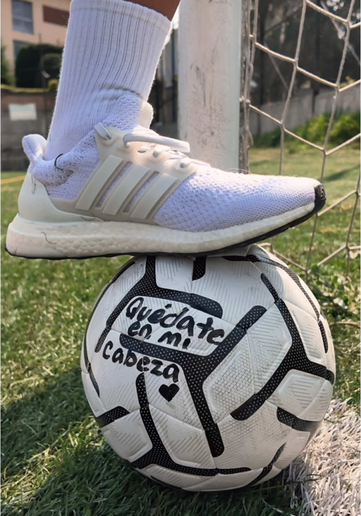 Algunas cosas simplemente quieres que se queden en tu cabeza, ¿a ti también te pasa?🫧 💫⚽ #QuedateEnMiCabeza #Publicidad