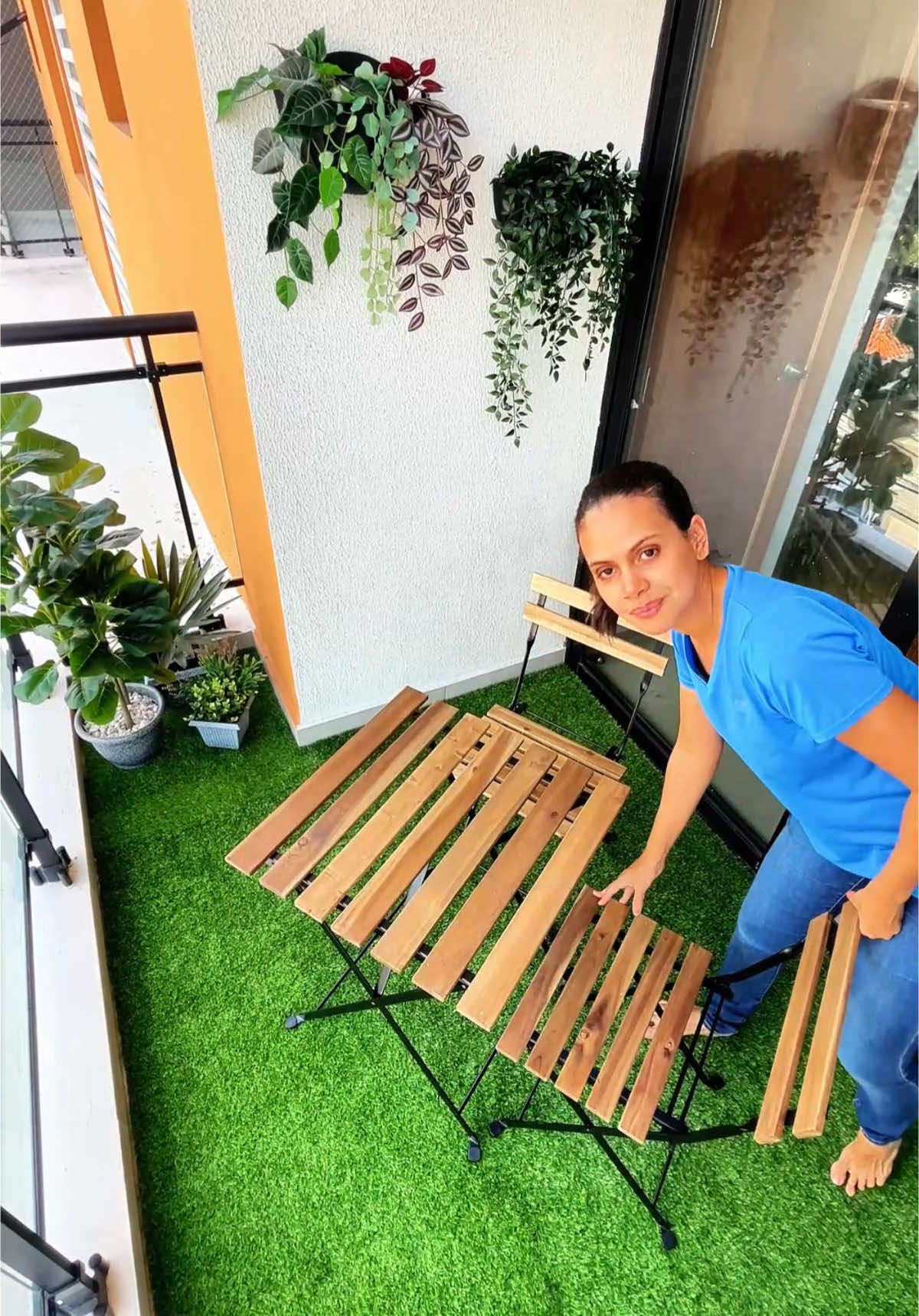 Decoré el balcón con grama artificial y quedó como un jardín natural #gramaartificial #decoracioncongrama #decorandobalcon #decorancionairbnb