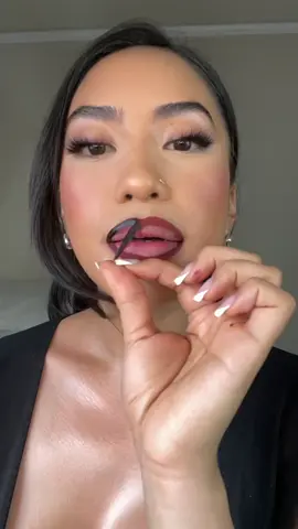 Semplicità, eleganza e durata. Il Peel-Off Lip Liner ti offre tutto ciò che desideri in un'unica applicazione! F-A-V-O-L-O-S-O!☀️⤵️🫦