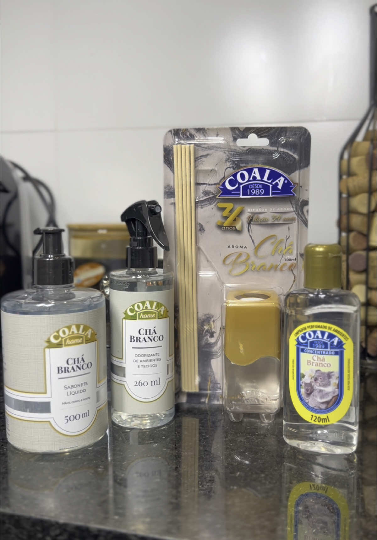 Coala Chá branco: comprei o kit do queridinho do momento 😍 e o tanto que é cheiroso? Dei duas esborrifadas na cortina da sala e o cheiro foi até o quarto. Amei muito 🤍🏡✨ #coalachabranco #coala #chabranco #aromatizador #aromatizadordeambiente #casacheirosa #limpeza #produtosdelimpeza #donadecasa #faxina #fy #fyp #fyppp #foryoupage