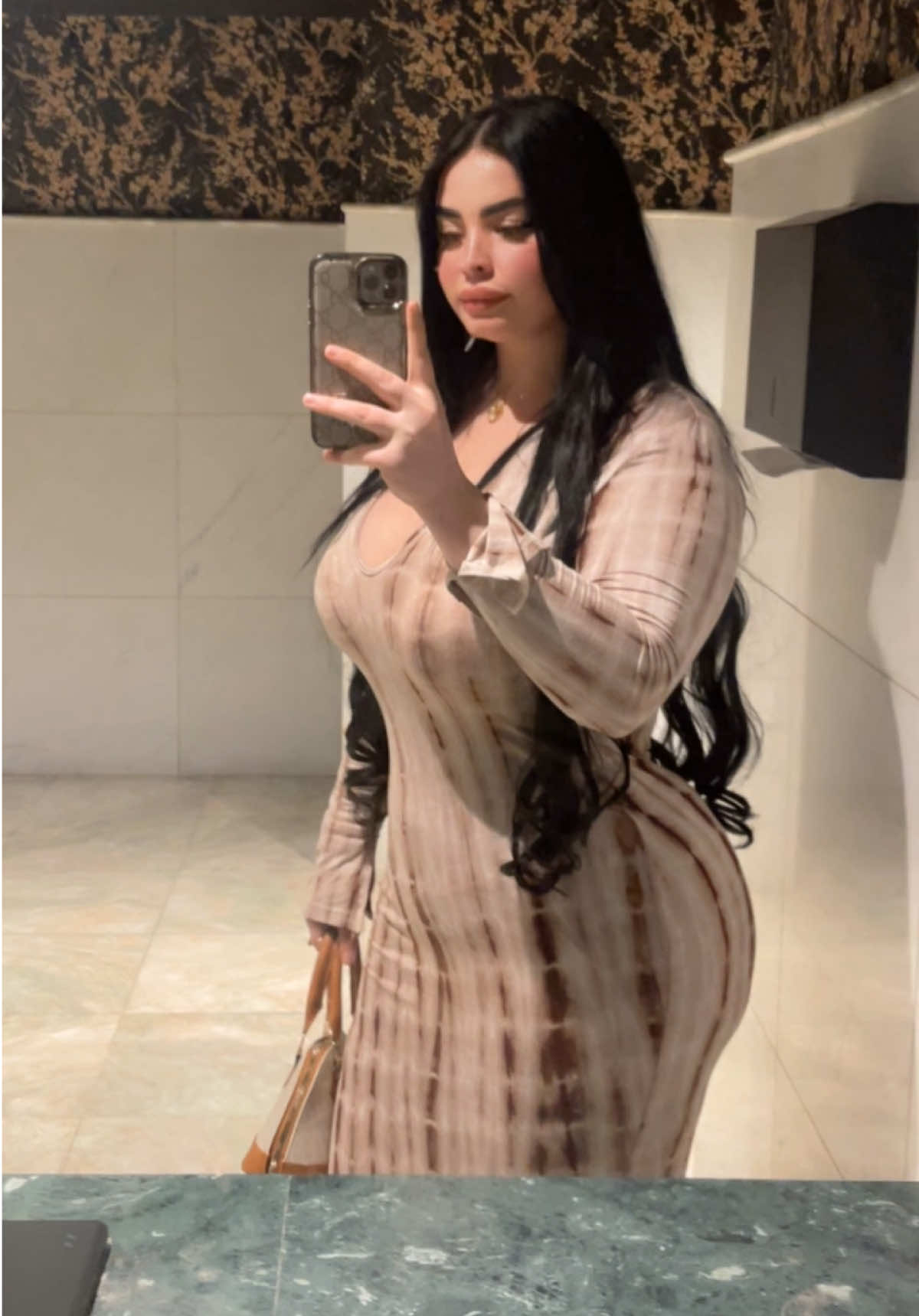 بكل غُرور مانقدر نغير من حتى وحدة لي نوقف قدامها تولي متبانش🐆🖤👑✨#صينيين_مالهم_حل😂😂طشونيييييي💞☺️😉 