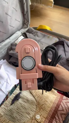 Sekarang traveling enggak khawatir lagi kalo baju kusut. Tinggal pakai setrika mini ini aja. Bentuknya yang simpel dan ringkas mudah untuk dibawa kemana saja #setrikatravelling #setrikamini #traveltiktok 