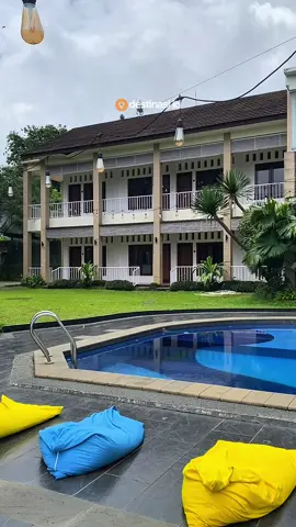 ada lagi nih villa di puncak dengan kapasitas 100 orang. punya halaman yang luas dengan fasilitas yang lengkap banget. dijamin ga bakal nyesel deh tersedia 15 kamar tidur yang bersih dan nyaman ada yang single bed juga twin bed. setiap kamar tersedia kamar mandi yang sudah water heater. Fasilitas: • 15 Kamar tidur  • 19 Kamar mandi •  Dapur • Water heater  • Free Wifi  • Aula besar • Ruang Makan • Karaoke  • Meja billiard  • Tenis meja • Lap. Basket • Lap. Badminton  • Private pool  • Gazebo • Playground  • Halaman luas cocok banget nih buat kalian yang mau ramean nginep disini. @degalleryvilla  📍 Jogjogan, Cisarua Bogor untuk booking langsung kontak kesini ya: https://wa.me/6281381435971 #villaaurora #villaaurorapuncak #villapuncak #villapuncakmurah #villapuncakbogor #puncak #puncakbogor #liburanpuncak #wisatapuncak #staycationpuncak #degalleryvilla #destinasi_id_official #infopuncak #reviewvillapuncak