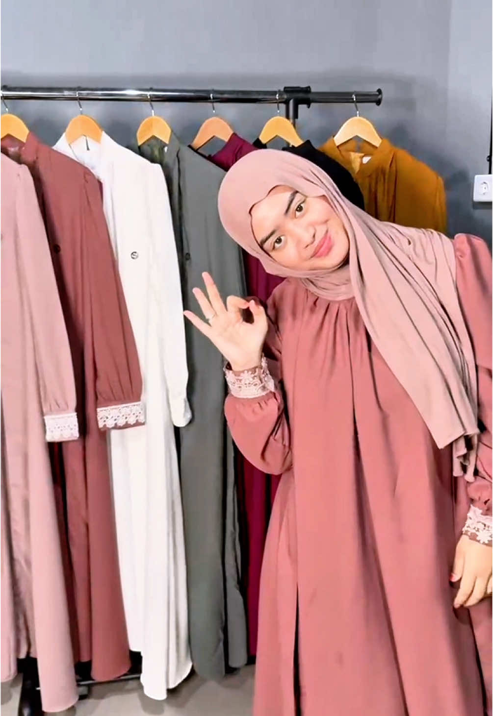 buruaann check out sekarang!! #gamis #dress #puasa #worowidowati #jawapride #jawatengah #style #OOTD #muslim #muslimah 