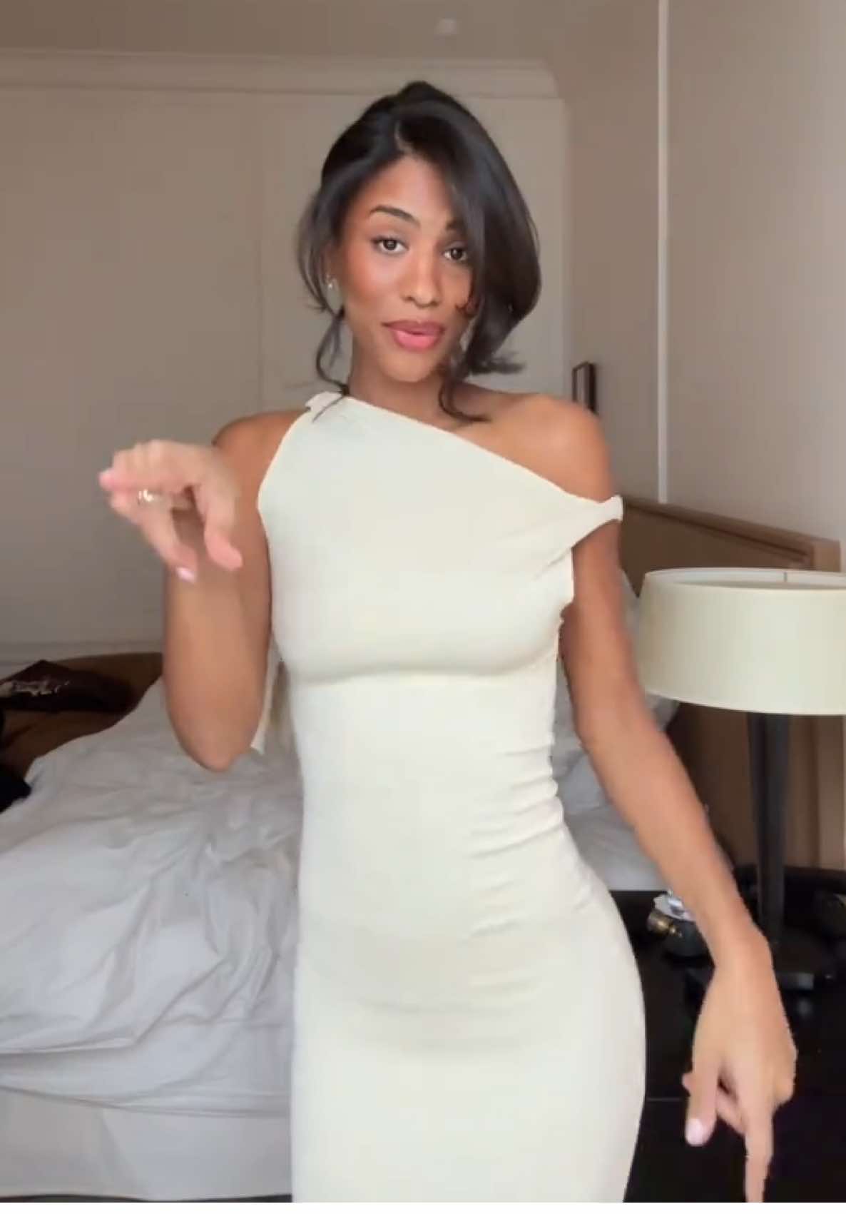 Just a happy girl dancing in her room 🤍