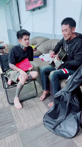 เพืีอนก็คือเพื่อน เข้าออกกี่ออก เราซัพพอตนายเสมอเพื่อนรัก ขอแค่นายเล่นเพลงให้เราฟัง เวลากินเหล้าก็พอ🫶🏻