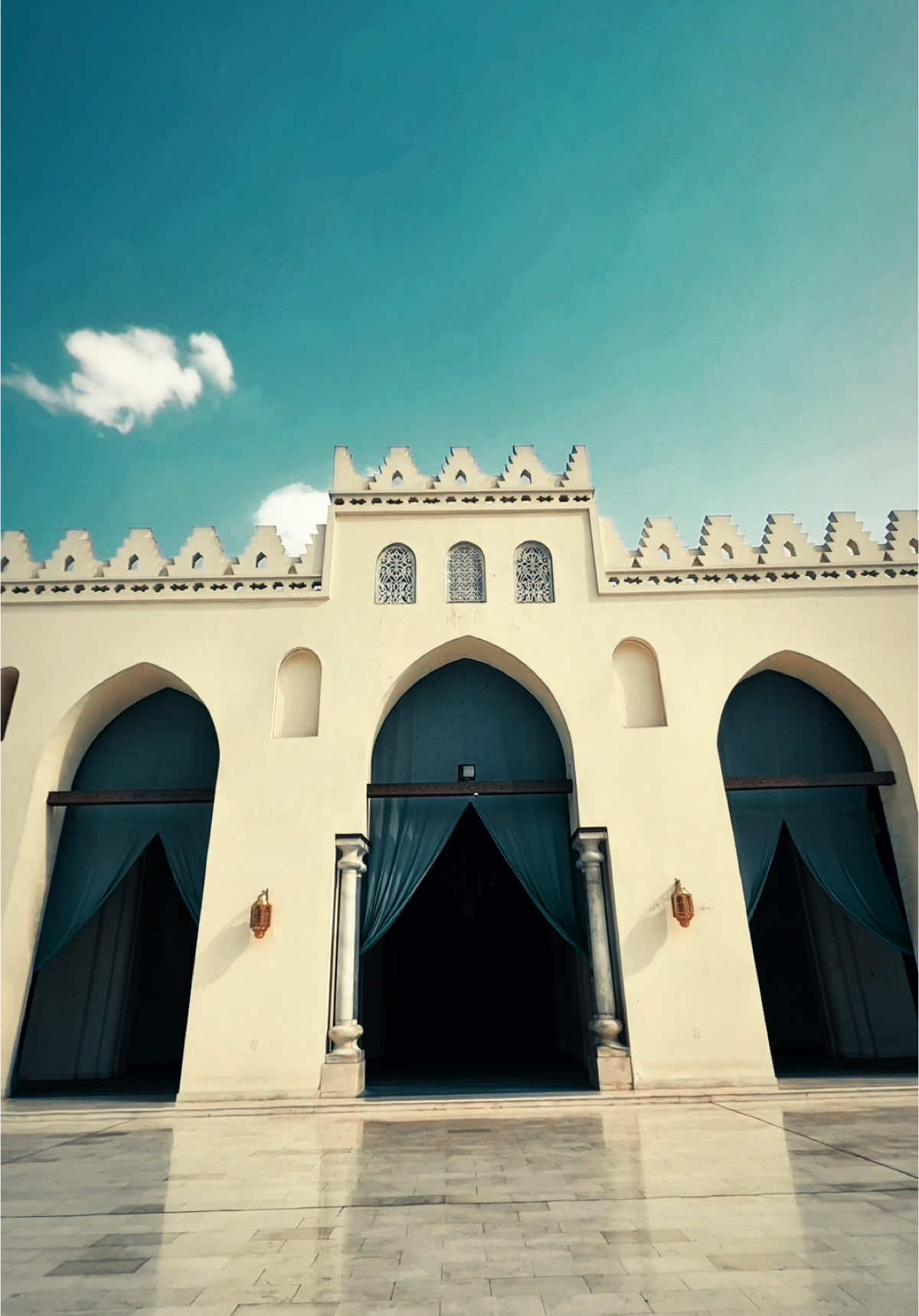 يقع مسجد الحاكم بأمر الله في حي الجمالية بوسط القاهرة الإسلامية ويعد من أبرز معالم العمارة الفاطمية. تم بناؤه في عهد الخليفة العزيز بالله واكتمل في عهد ابنه الحاكم بأمر الله، مما يجعله رمزاً تاريخياً للدولة الفاطمية. يتميز المسجد بطرازه الفريد الذي يشمل مئذنتين وسوراً مزخرفاً، وقد خضع للعديد من أعمال الترميم للحفاظ على إرثه الفني والديني #مسجد #تاريخ_الإسلام #تاريخ #آثار #مصر #مسجدالحاكم_بأمرالله #تاريخ_الأندلس #مسجدالحاكم_بامرالله #مسلسل_تاريخي_إسلامي #تاريخ_العرب #sabersaieed 