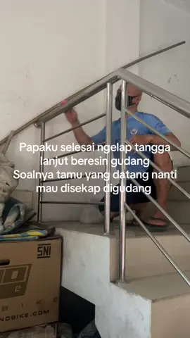 Masih heran, kenapa bapak” selalu paling rajin kalo bersih” rumah gitu #ramadhan #bersihbersihrumah #fypp #foryoupage #lebaran #bapakbapak 