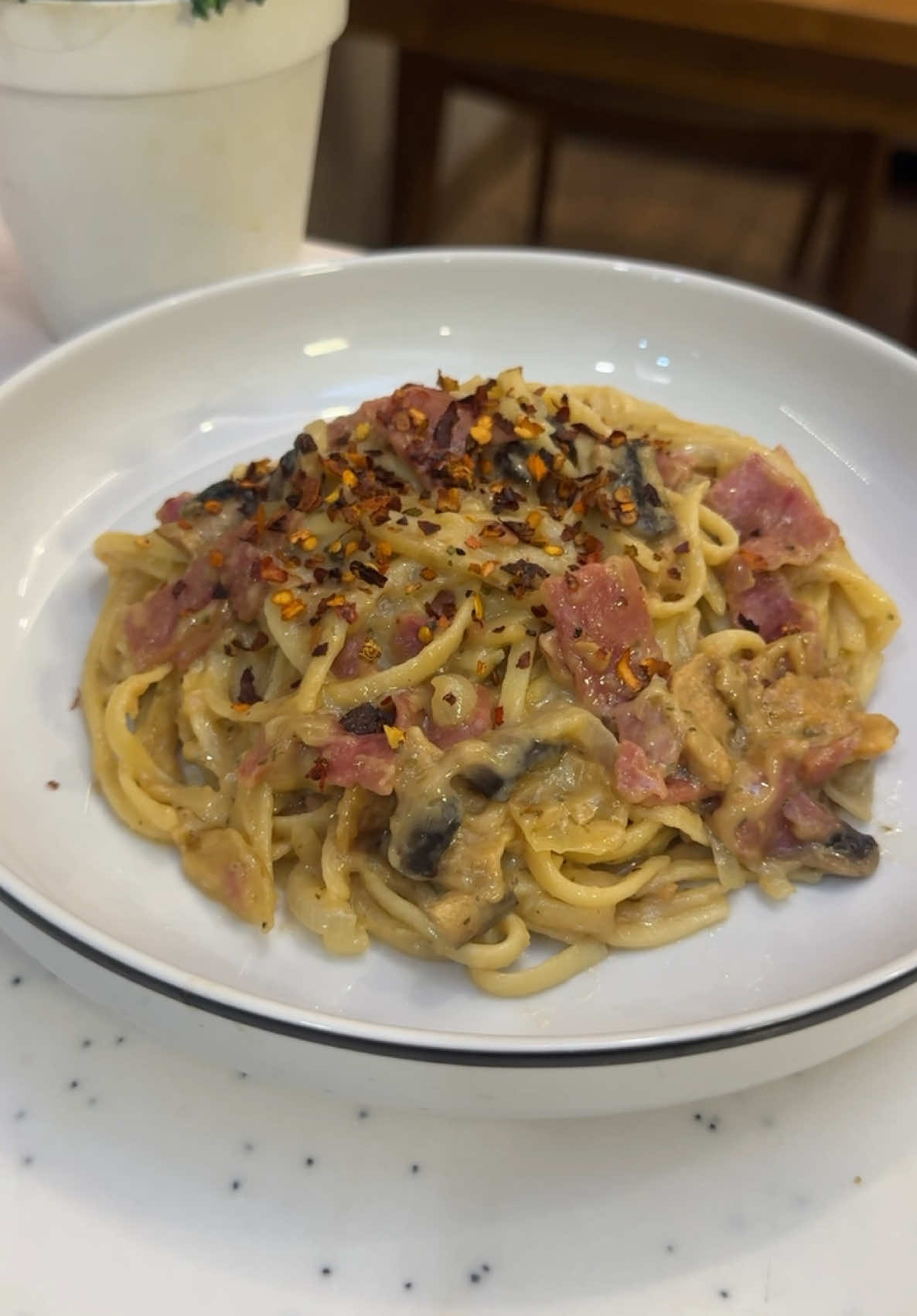 Kali ini bikin Fettucine Carbonara yang super cremy , bikinnya gampang banget rasanya enak, saucenya tinggal tuang aja , udah jadi …. Aku juga nyetok banyak buat nanti lebaran , mau menu yang beda dari biasanya … pasti anak2 juga happy banget sih karena enak banget! @La Fonte Pasta #PastaPasRaya #LaFonte