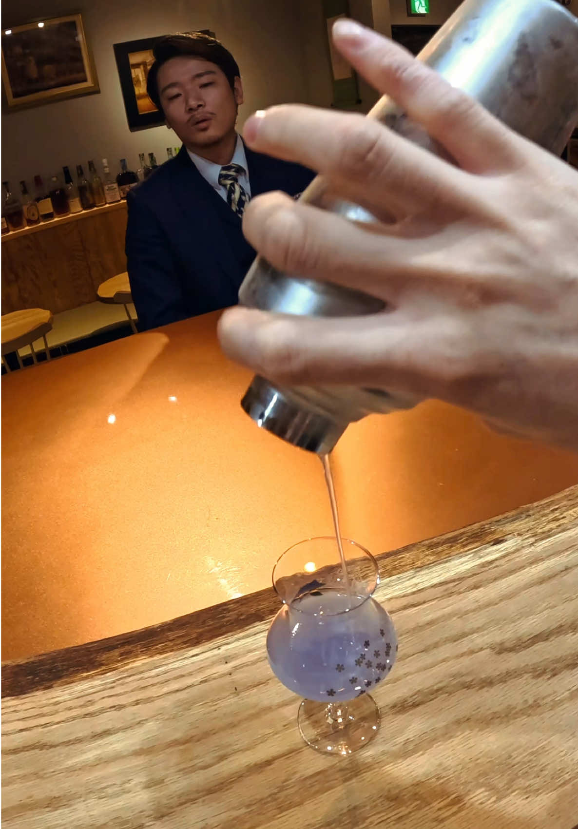 美しすぎるカクテルとグラスにお客様は…。 #asmr