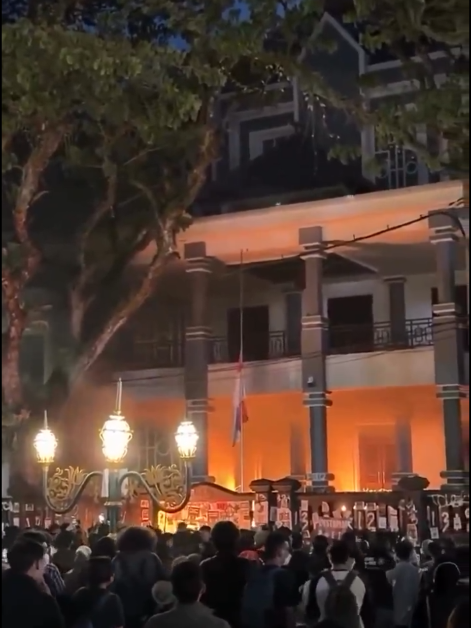 Demo di DPRD Malang. temen-temen yang masi berada di lokasi mohon untuk berhati-hati dan kalau bisa pulang, segeralah pulang namun jangan sampai terpisah dengan rombongan, karna masih banyak aparat yg sweeping dengan radius yang lebih jauh. Hindari zona-zona atau daerah-daerah berbahaya, semoga selamat sampai dirumah, Terima Kasih perjuanganya❤️🤍 #fyp #fy #malang24jam #malanginfo #infomalang #malang #dprdmalang #tolakruupolri #tolakruutni #cabutuutni #tolakdwifungsitni #foryouu 