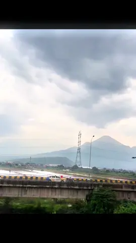 Bagus pemandangannya sepanjang tol malang-surabaya 🍀⛰️🚎 #tolmalangsurabaya #nature #view #goodview #pemandangan #tol #malang #surabaya #jawatimur 