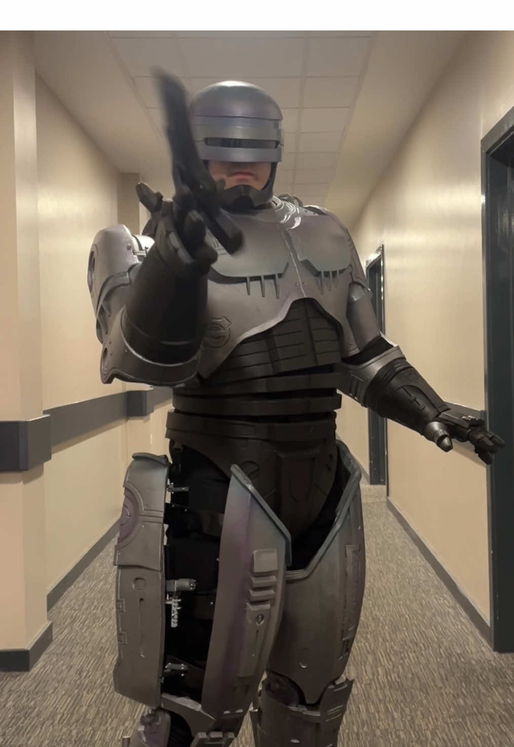 “Pretty fancy moves Murphy” #Robocop #robocopcosplay #robocoproguecity #comiccon #cosplay #propmaker #foamsmith 