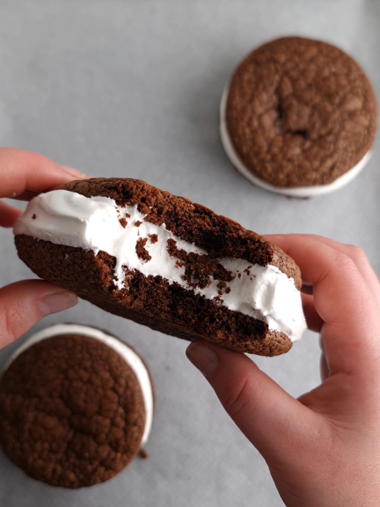 Sandwich brownie cookies  La pâte à cookies : 200g de chocolat noir  125g de beurre  170g de cassonade  2 oeufs 130g de farine 20g de cacao  1 cuil. à café de levure chimique  Cuisson 180° 10min La crème façon guimauve : 2 blancs d’œuf 100 g de sucre  60 g de sirop de maïs  Fouetter les blancs d’œufs en ajoutant le sucre progressivement. Bouillir le sirop et verser le sur les blancs d’œufs mousseux, continuer de fouetter jusqu’à l'obtention d'une meringue ferme. 🇬🇧 Brownie Cookie Sandwich Cookie dough: 200g dark chocolate 125g butter 170g brown sugar 2 eggs 130g flour 20g cocoa powder 1 tsp baking powder Bake at 180°C for 10 minutes Marshmallow cream: 2 egg whites 100g sugar 60g corn syrup Whisk the egg whites, gradually adding the sugar. Boil the syrup and pour it over the foamy egg whites, continuing to whisk until you obtain a stiff meringue.