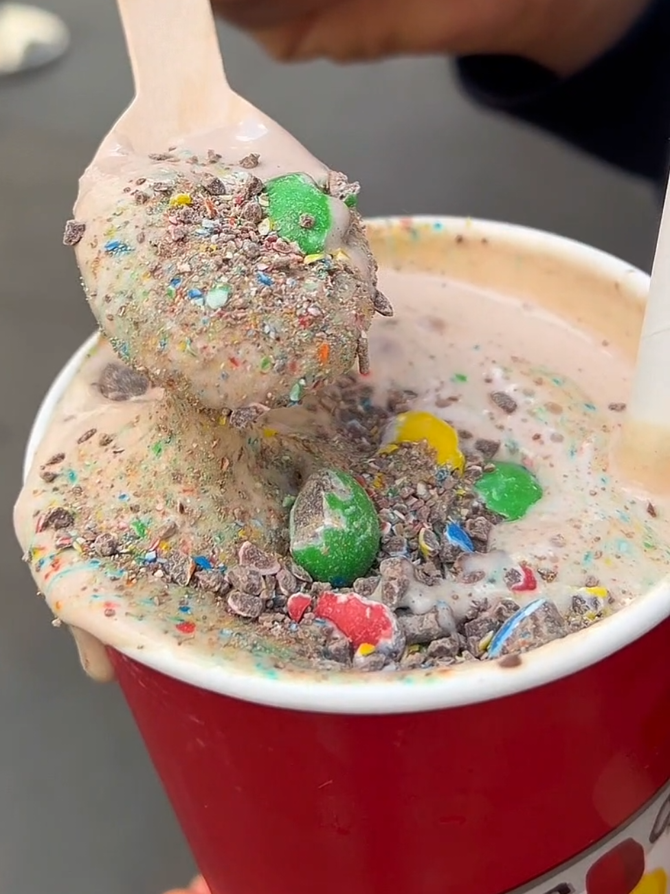 WHO WANTS OUR M&M TOP LOADED SHAKE? #eminems #milkshake #daveshotchicken #daveshotchickenuk #mandms #londonfood #halalfood 