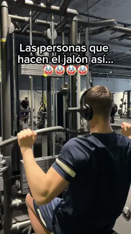 Aprende porqué 👇  Haciendo el jalón de la primera forma no estarás maximizado el trabajo sobre el dorsal. Para ello hagamos uso de la biomecánica y nos posicionaremos de forma que el dorsal se lleve ello máximo estímulo: 1) ESTABILIDAD: Tienes que meterte bien debajo de la sujeción para sentirte bien sujeto y poder aplicar tú máxima fuerza. 2) HOMBROS ABAJO: Así iniciarás el movimiento con tus dorsales y no con los brazos, asegurando un buen enfoque. 3) CODOS ADENTRO: Así mantendrás la tensión en el dorsal y disiparás tensión innecesaria en el bíceps. Estos cambios son IMPRESCINDIBLES para conseguir una espalda AMPLIA como el caparazón de una tortuga. Sigue a @franmarinfit para aprender más y rellena el formulario de mi perfil si quieres tu CAMBIO FÍSICO que se acerca el verano y soy demasiado bueno quitando grasa💪 #gym #Fitness #gymmotivation #fitnesslife #lats #dorsal #biomechanics #biomecanica #GymTok 