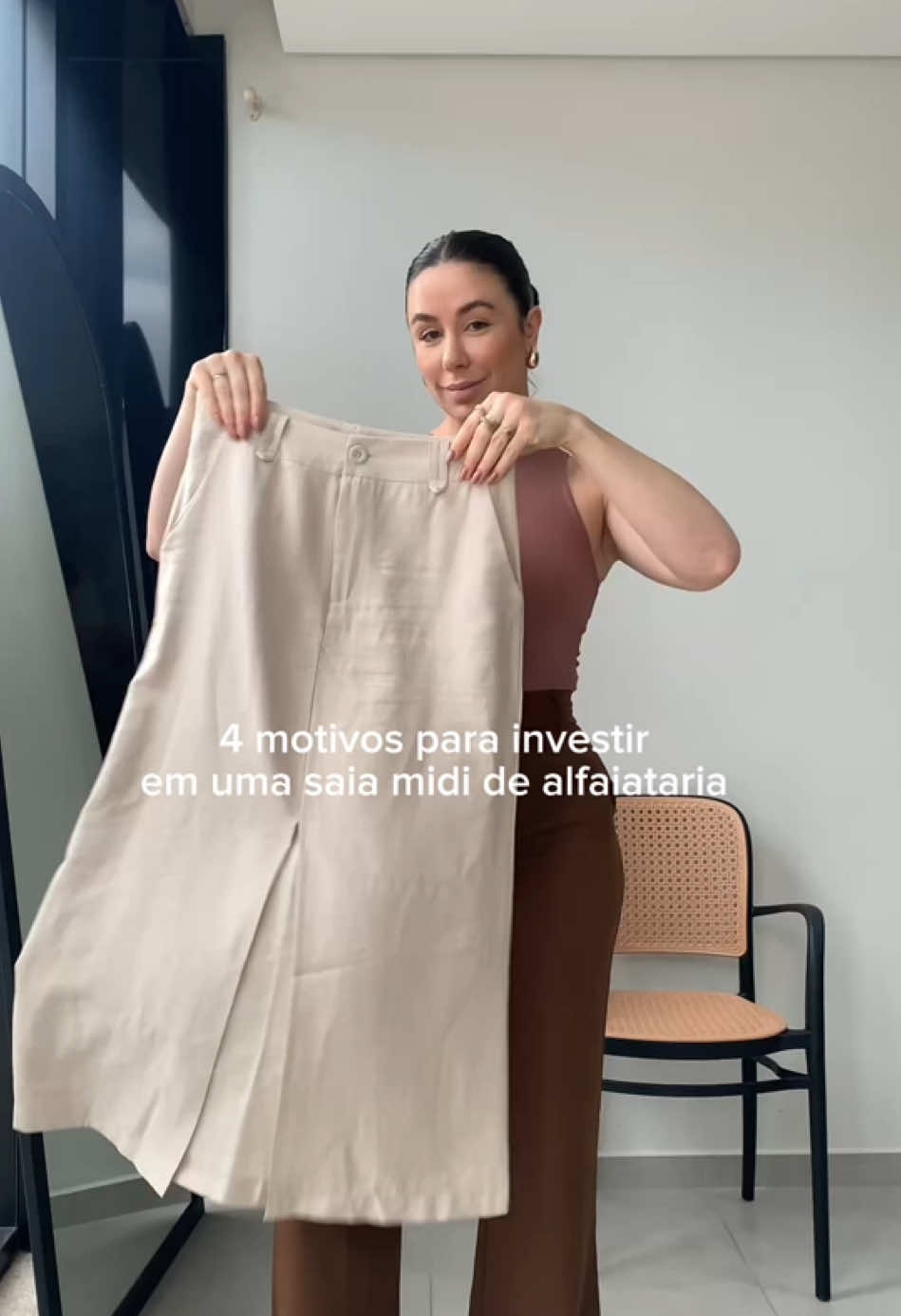 Saia Mali está de volta ao estoque e já trouxe 4 motivos pra você investir em uma 🤎👌🏻  @bellamaniacxs  Link na bio - referência saia Mali 