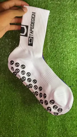 Meias antiderrapantes com fundo de silicone 🧦 . Características: Tamanho: 38-45 1.As meias de toalha usam parte inferior da toalha e partículas antiderrapantes têm as vantagens de transpiração, respirabilidade, antiderrapante, resistência ao desgaste e conforto. 2.As pernas são projetadas com design respirável, boa permeabilidade ao ar, absorção de umidade e transpiração. 3.Design de tira antiderrapante do pé, evite que o pé deslize no sapato, deixe a força ficar maior jogue e use. 4.0 curativo de arco suave fornece suporte alvo suave para um ajuste seguro e reduz a lesão, salto reforçado e dedo do pé para maior durabilidade. 5.Ótimo para esportes como futebol, vôlei, rolo Derby, pista, Lacrosse, futebol, basquete, beisebol, Softball, academia, corrida, ciclismo, caminhadas, escalada, e muito mais esportes ao ar livre, ou uso diário. #meiasantiderrapantes #atleta #football 