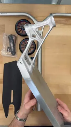 Nejlehčí custom build? S Ethic Wolpertinger řidítkama snadno! Tipni si váhu - na konci videa se jí dozvíš. Napiš koment, jestli si váhu trefil! #gizmania #customscooter #scootering #freestylescooter #freestylescootering #custombuild #gizmaniacustom 