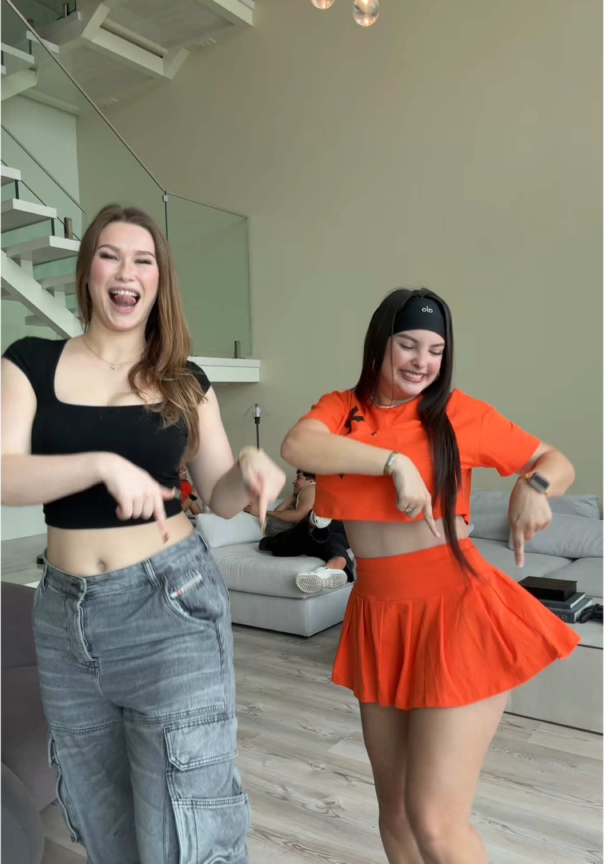 De qué país eres ? 🤪🌴🤭 @sondra_blust #gringas #gringasbilingues #deannaandsondra #deannaysondra #sondrablust #sondra 
