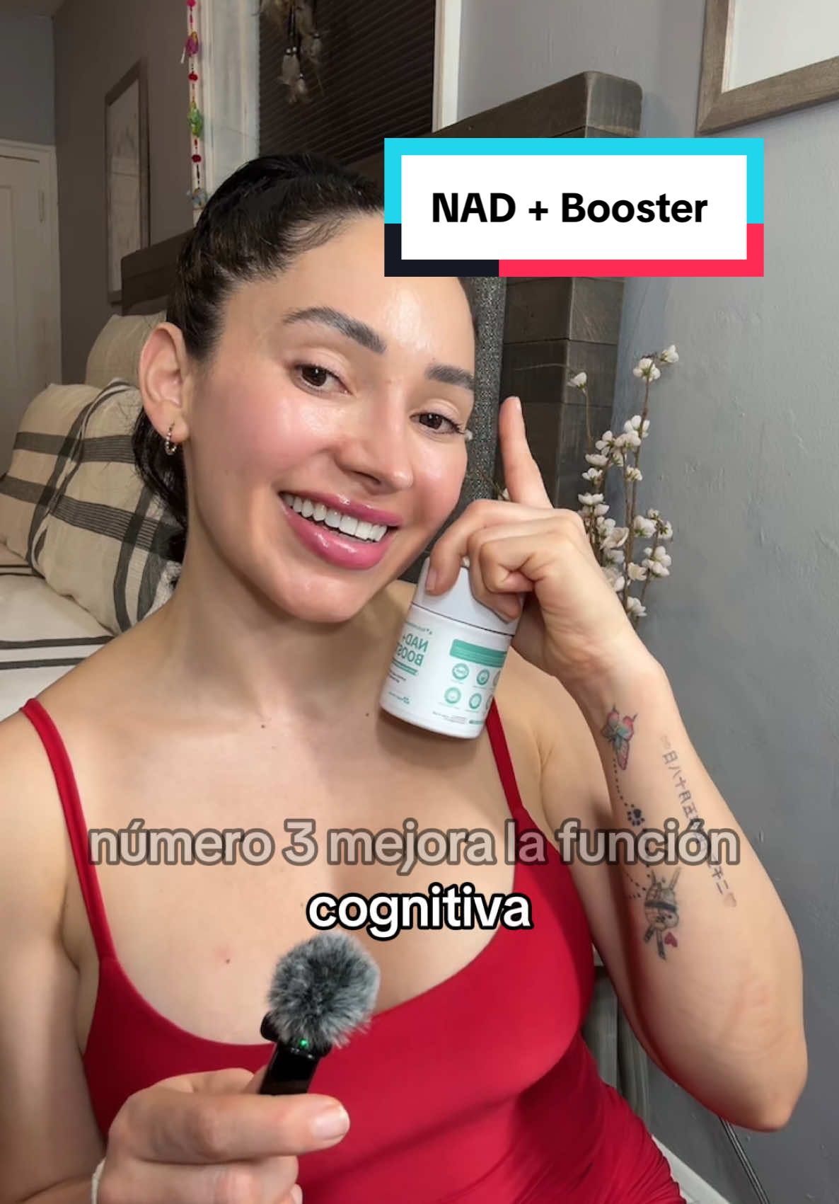 El suplemento NAD+ (Nicotinamida Adenina Dinucleótido) es popular por sus beneficios en la longevidad, energía celular y función cognitiva. Aquí tienes cuatro razones principales para su uso: 1. Aumento de Energía Celular 	•	El NAD+ es esencial en la producción de ATP, la fuente de energía de las células. Con la edad, los niveles de NAD+ disminuyen, lo que afecta la vitalidad y el rendimiento físico. 2. Apoyo a la Longevidad y Envejecimiento Saludable 	•	NAD+ activa las sirtuinas, enzimas que regulan el envejecimiento celular y la reparación del ADN, ayudando a reducir el impacto del estrés oxidativo y el deterioro celular. 3. Mejora de la Función Cognitiva 	•	Al promover la salud mitocondrial y reducir la inflamación neuronal, el NAD+ puede mejorar la memoria, la claridad mental y la función cerebral en general, beneficiando el rendimiento cognitivo a largo plazo. 4. Reparación y Protección del ADN 	•	El NAD+ participa en mecanismos de reparación del ADN, ayudando a prevenir el daño celular y reduciendo el riesgo de enfermedades relacionadas con la edad. Este suplemento es especialmente popular entre quienes buscan optimizar su salud a nivel celular y retardar los efectos del envejecimiento.  #nad #suplementos #antiedad #naturenewborn 
