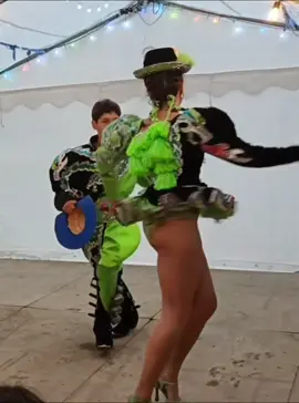 esa tu figura es una escultura #caporales #chicas #sexy #folclore #figura #escultura #locura 