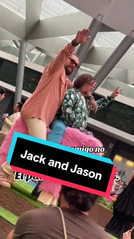 Cuando tu amig@ no solo apoya tus locuras… Él/Ella participa en ellas. 😜🙌🏼 @Jack Black and #JasonMomoa in the green carpet of #AMinecraftMovie ! 🎬🍿#MinecraftPelícula #JackBlack #Minecraft #amigos #friends #cdmx  