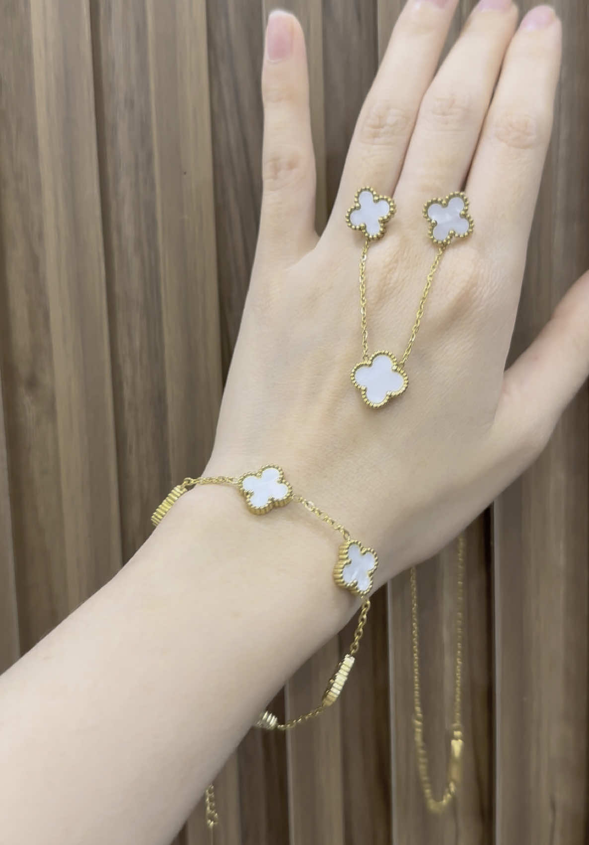Bộ cỏ 4 lá viền mạ vàng tone trắng nhà Lina đẹp hong các bà🥳 #trendingtiktok #xuhuongtiktok #trendingtiktokviral #daychuyenco4la #daychuyentitan 