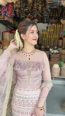 ဟိုတခါအသံမကြားရဘူးဆိုတာဒီသီချင်းလေးနဲ့🤣#fypage #shwesinoo #ငွေစွန်ရဲရွှေချည်ထိုး 